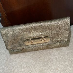 Beautiful Coach Gold Shimmer Turnlock Clutch used a few times.Great for a Date♥️